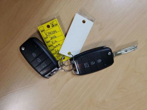 Used 2016 Kia Sorento LX image 31