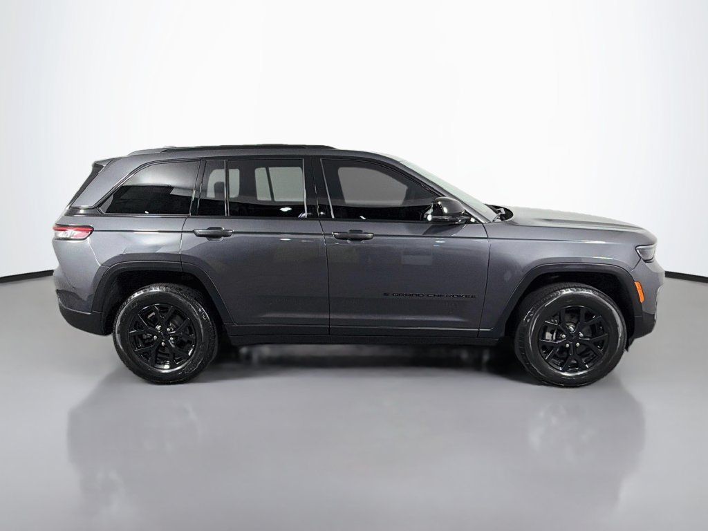 Used 2024 Jeep Grand Cherokee Altitude AWD/4WD image 8