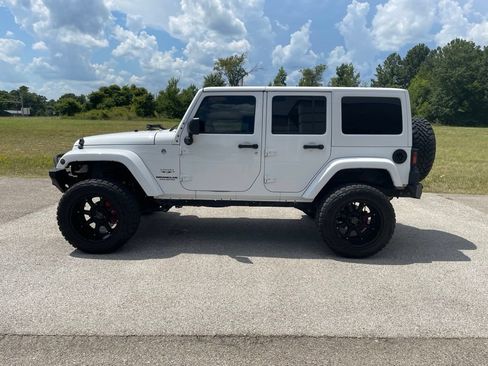 Used 2017 Jeep Wrangler Unlimited Sahara w/ Max Tow Package AWD/4WD image 2