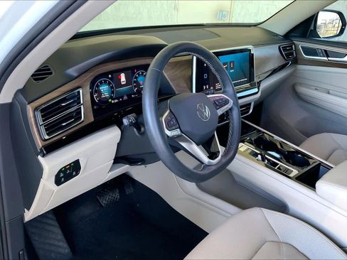 Used 2024 Volkswagen Atlas SE image 17