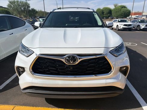 Used 2022 Toyota Highlander Limited FWD image 2
