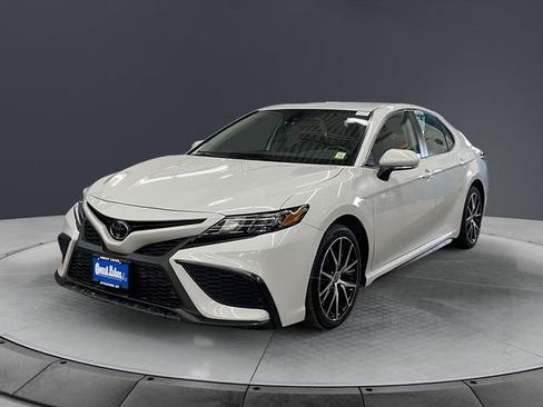 Used 2023 Toyota Camry SE w/ Cold Weather Package image 7