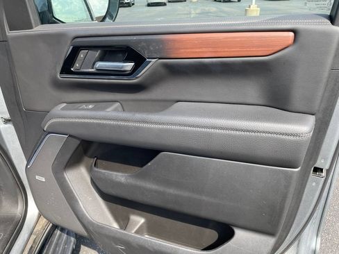 Used 2025 GMC Yukon Denali RWD image 9