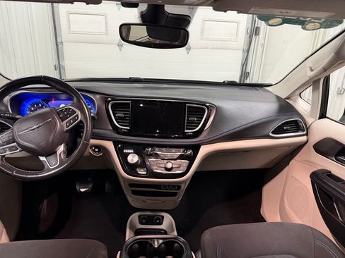 Used 2021 Chrysler Pacifica Touring w/ Cold Weather Group FWD image 22