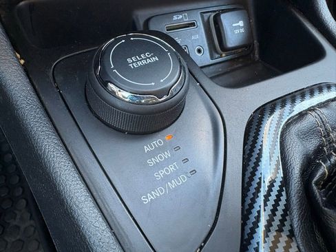 Used 2015 Jeep Cherokee Latitude w/ Comfort/Convenience Group image 34