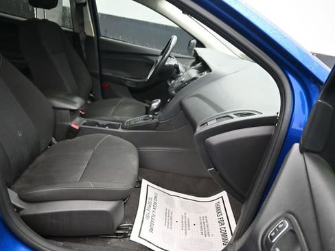 Used 2018 Ford Focus SE w/ SE Winter Package FWD image 8