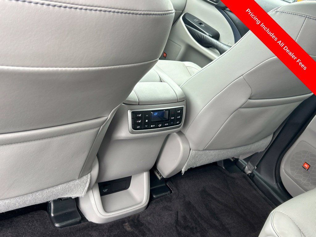 Used 2016 Toyota Highlander Limited Platinum FWD image 17
