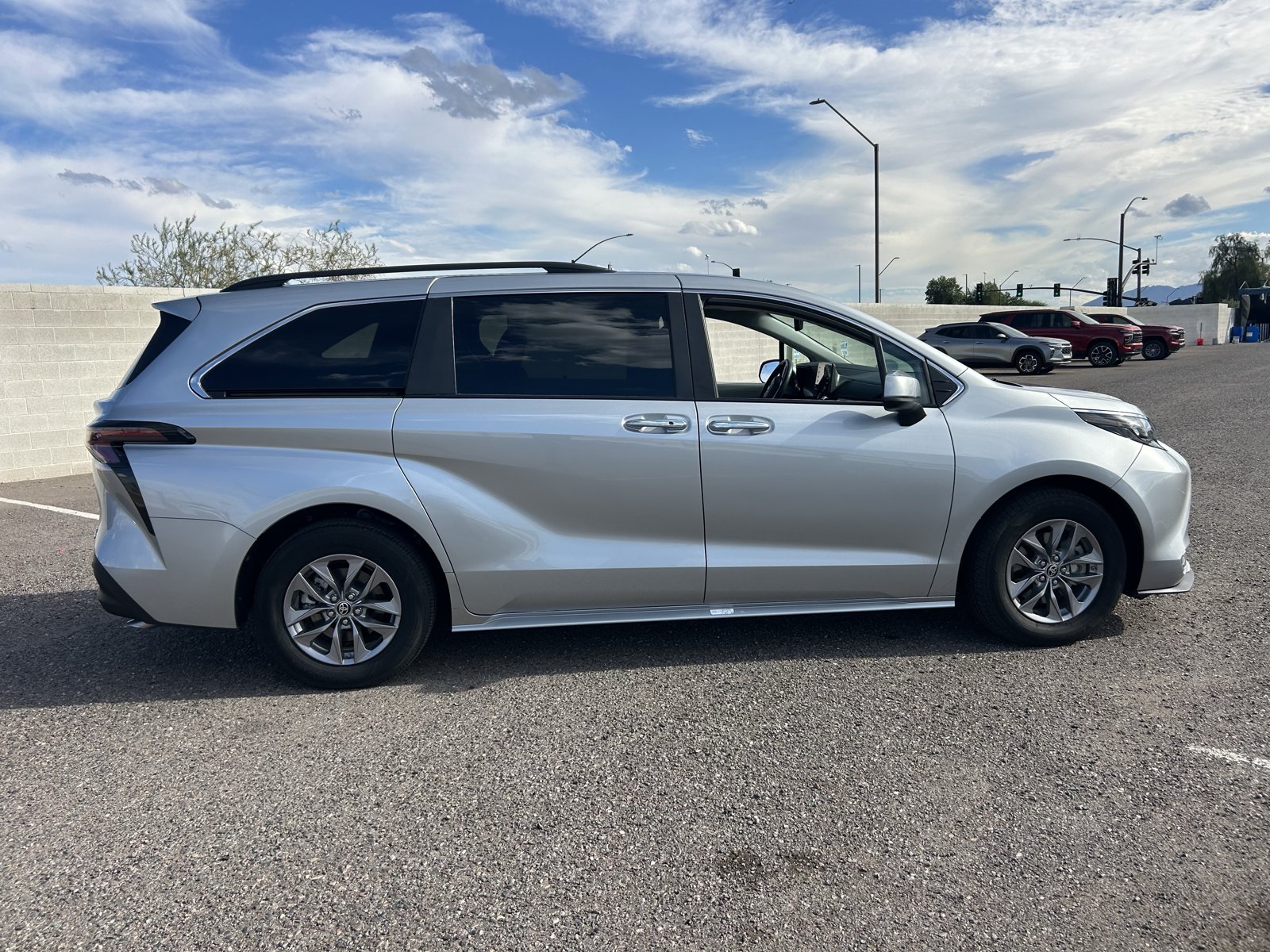 Used 2024 Toyota Sienna XLE FWD image 6