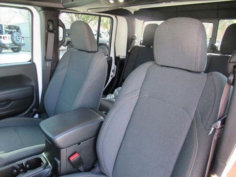 New 2025 Jeep Gladiator Sport image 17