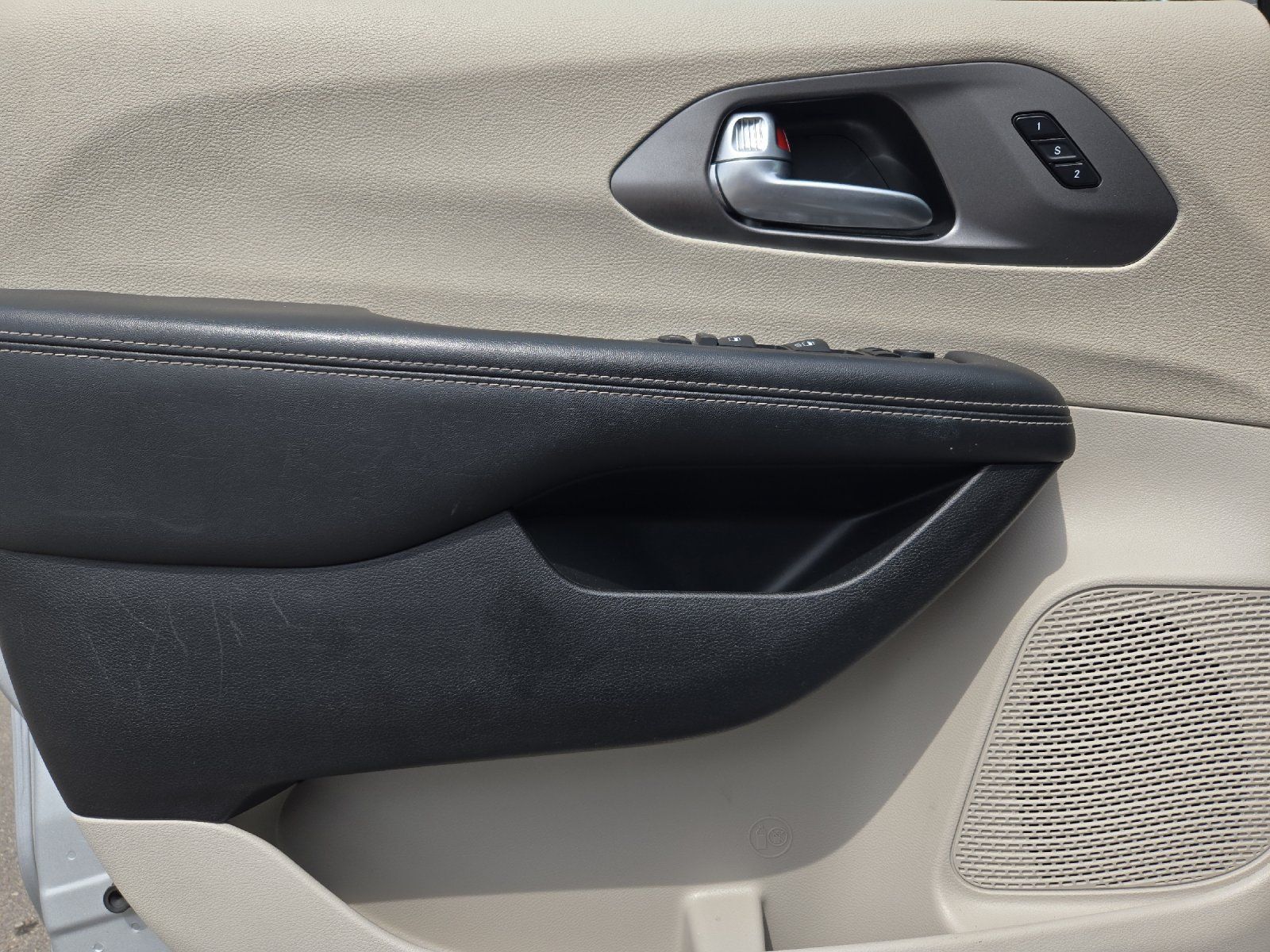 Used 2024 Chrysler Pacifica Touring-L FWD image 10