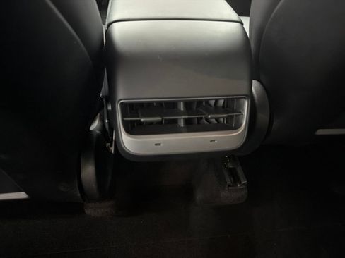 Used 2022 Tesla Model Y Long Range AWD/4WD image 23