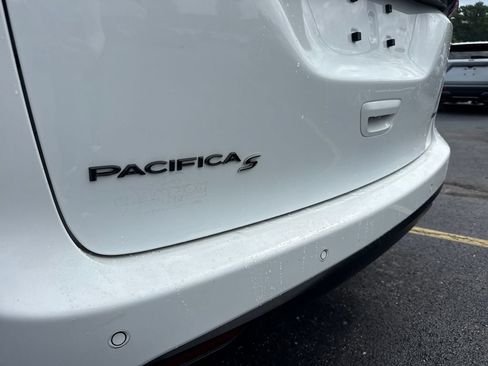 Used 2024 Chrysler Pacifica Touring-L w/ S Appearance Package AWD/4WD image 11