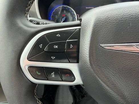 Used 2023 Chrysler Pacifica Touring-L FWD image 37