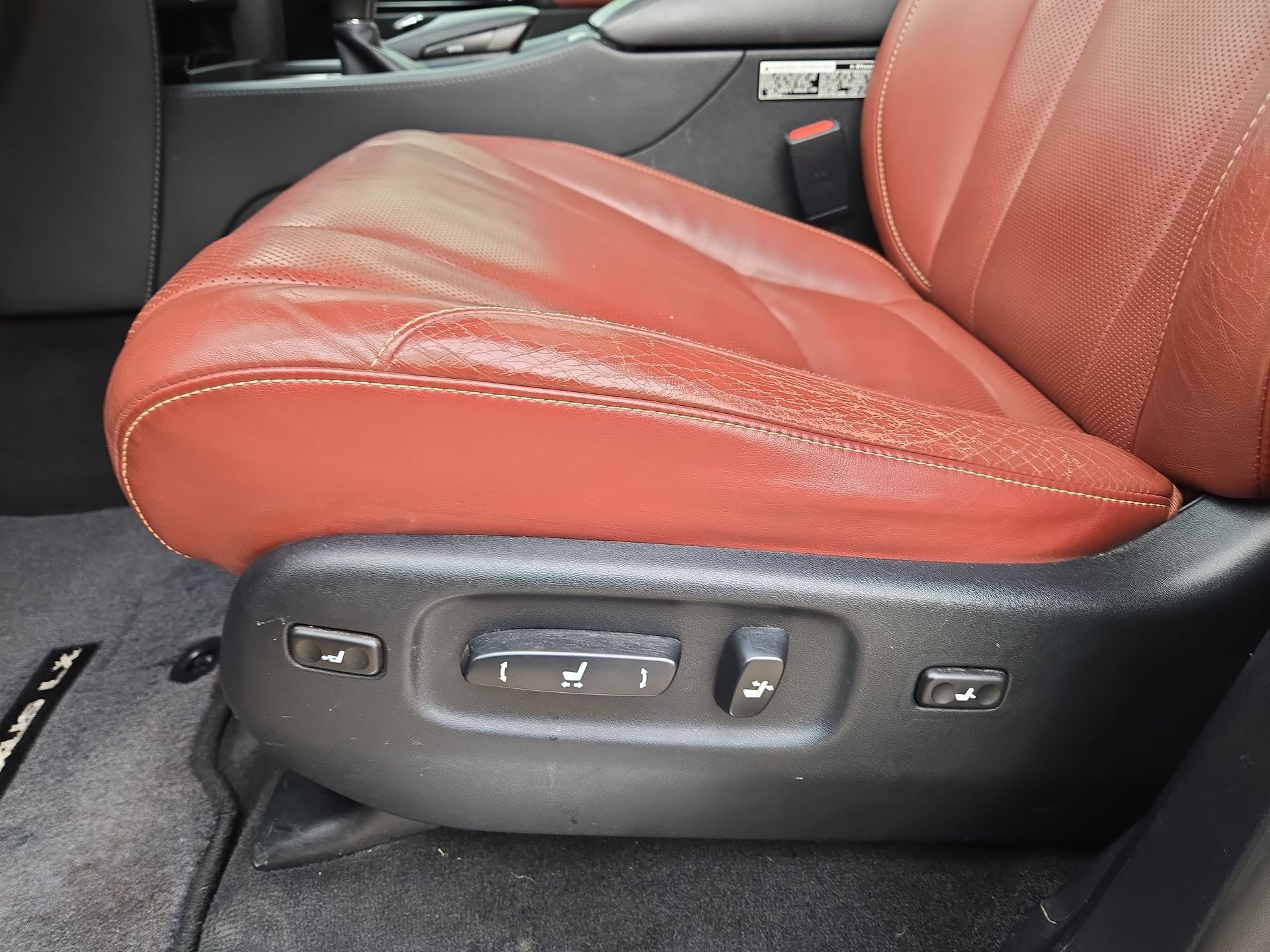 Used 2019 Lexus LX 570 4WD w/ Luxury Package image 17