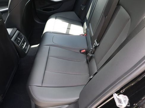 Used 2025 BMW 330i Sedan w/ Premium Package RWD image 21