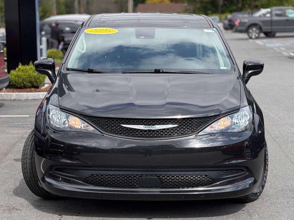 Used 2023 Chrysler Voyager LX FWD image 2