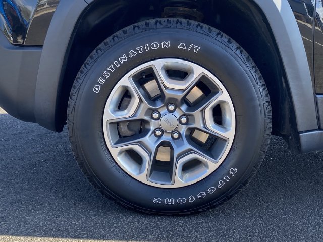 Used 2019 Jeep Cherokee Trailhawk w/ Cold Weather Group AWD/4WD image 8