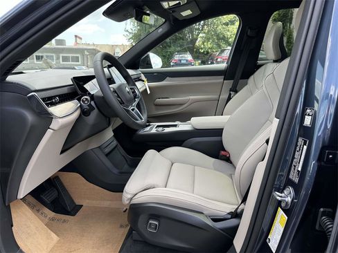 New 2025 Volvo EX90 Plus image 14