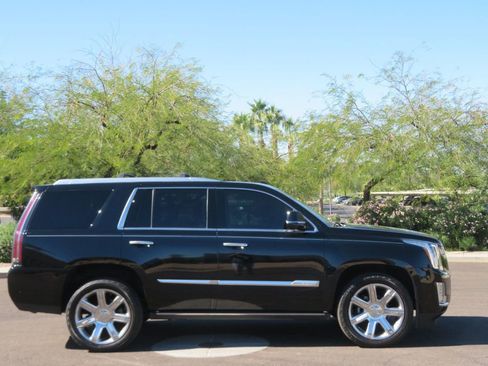 Used 2017 Cadillac Escalade Premium Luxury image 3
