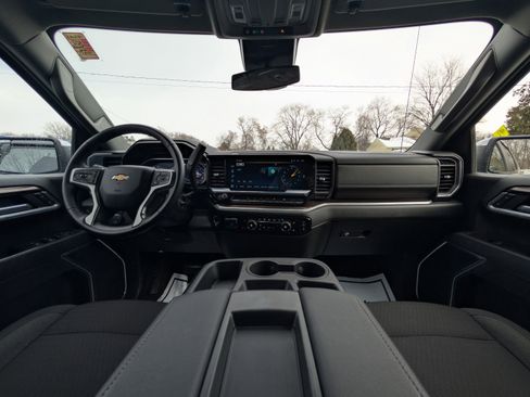 Used 2025 Chevrolet Silverado 1500 LT image 2