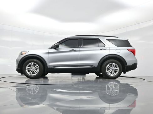 Used 2024 Ford Explorer XLT RWD image 7