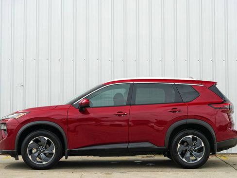 Used 2024 Nissan Rogue SV w/ SV Premium Package image 8