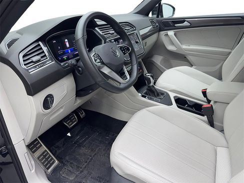 Used 2024 Volkswagen Tiguan SE R-Line image 53