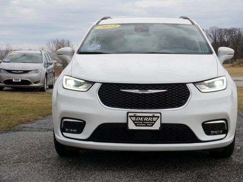 Used 2022 Chrysler Pacifica Touring-L image 3