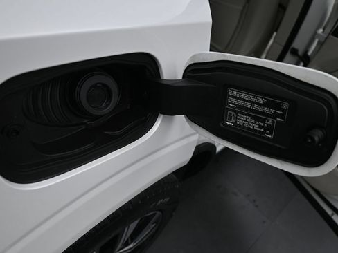 Certified 2024 Volvo XC60 B5 Plus w/ Protection Package Premier AWD/4WD image 18