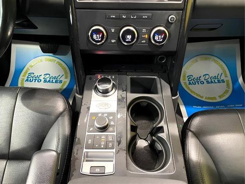 Used 2017 Land Rover Discovery SE image 18