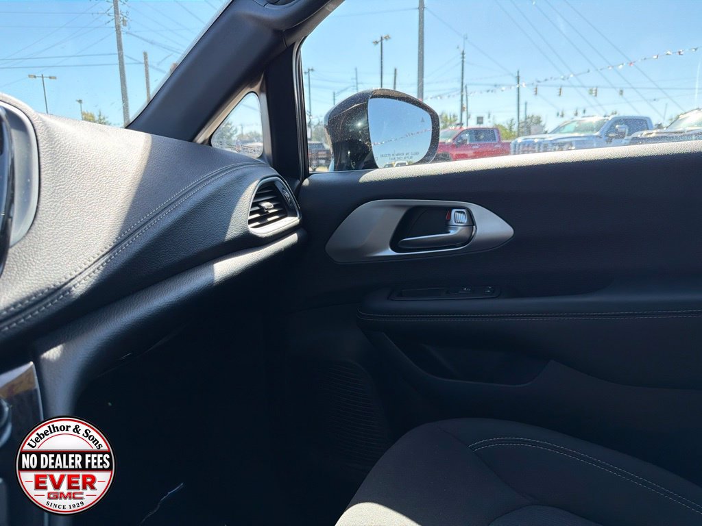 Used 2024 Chrysler Pacifica Touring FWD image 31