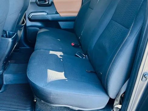 Used 2018 Toyota Tacoma SR5 AWD/4WD image 25