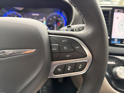 Used 2023 Chrysler Pacifica Touring-L image 14