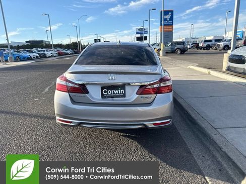 Used 2017 Honda Accord Touring image 9