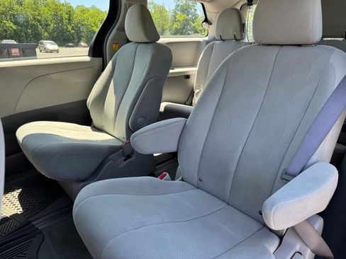 Used 2011 Toyota Sienna FWD image 6