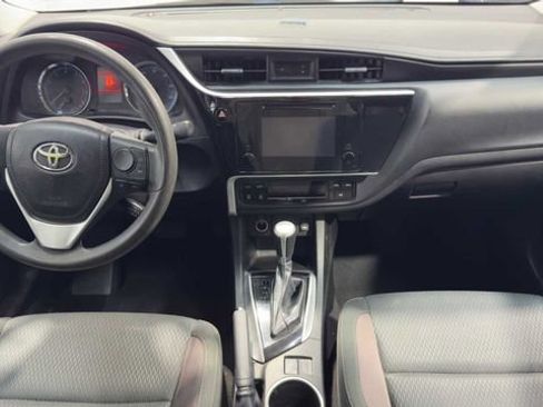 Used 2018 Toyota Corolla LE FWD image 14