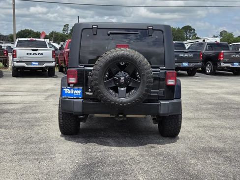Used 2018 Jeep Wrangler Unlimited Sahara w/ Max Tow Package AWD/4WD image 6