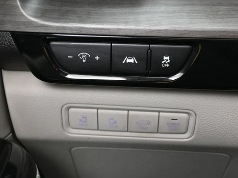 Used 2024 Kia Carnival EX FWD image 22