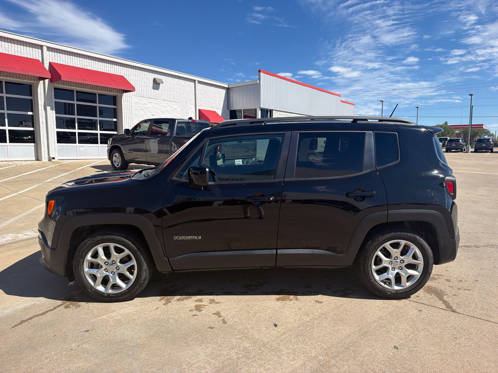 Used 2017 Jeep Renegade Latitude FWD image 8
