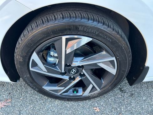 Certified 2025 Hyundai Elantra Sport image 11