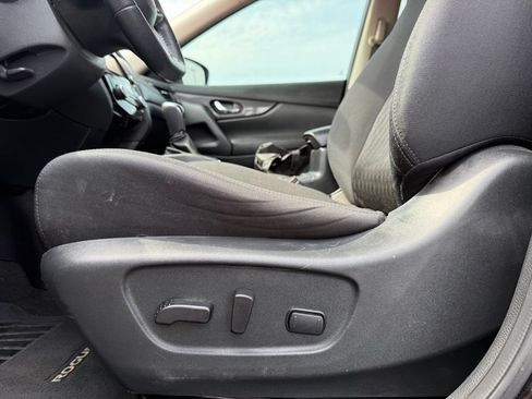 Used 2019 Nissan Rogue SV w/ Premium Package FWD image 8