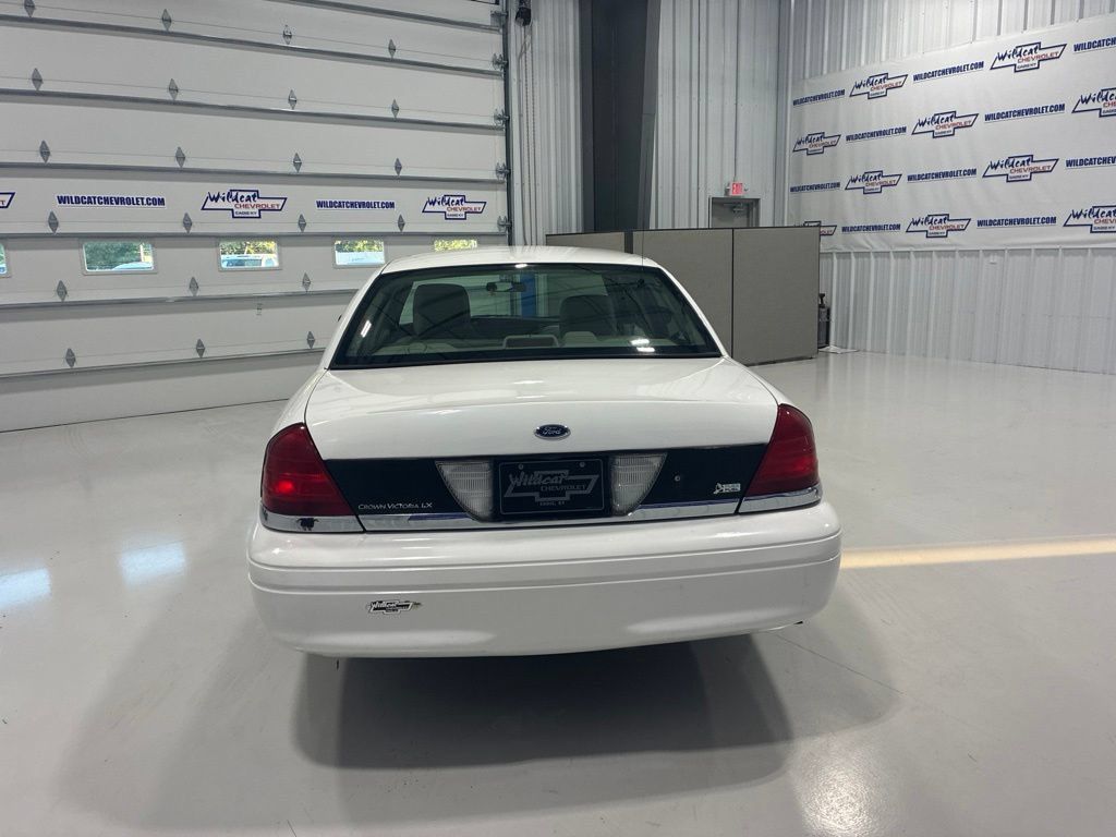 Used 2011 Ford Crown Victoria LX w/ Comfort Appearance Pkg RWD image 5