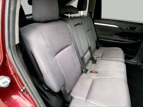 Used 2018 Toyota Highlander LE FWD image 19