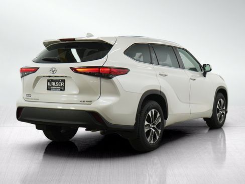 Used 2021 Toyota Highlander XLE AWD/4WD image 5