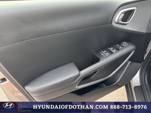 Used 2025 Kia Soul LX w/ LX Technology Package FWD image 7