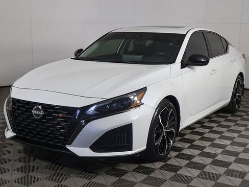Used 2023 Nissan Altima 2.5 SR w/ SR Premium Package FWD image 8