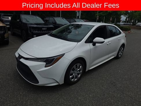 Used 2021 Toyota Corolla LE FWD image 3