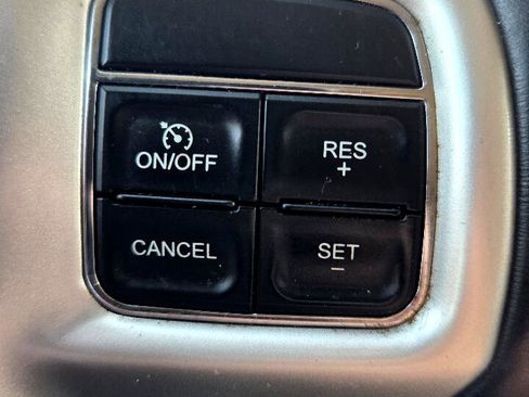 Used 2016 Chrysler Town & Country Touring w/ Driver Convenience Group image 17