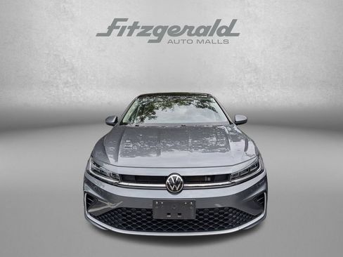 Used 2025 Volkswagen Jetta SE FWD image 2