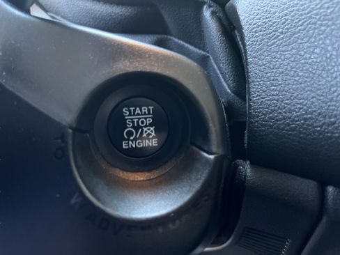 Used 2018 Jeep Renegade Latitude FWD image 24